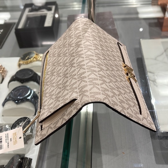 MICHAEL KORS
Reed Large Snap Signature Wallet
35S3G6RE3B
Lt Cream Multi
NWT - Picture 2 of 16